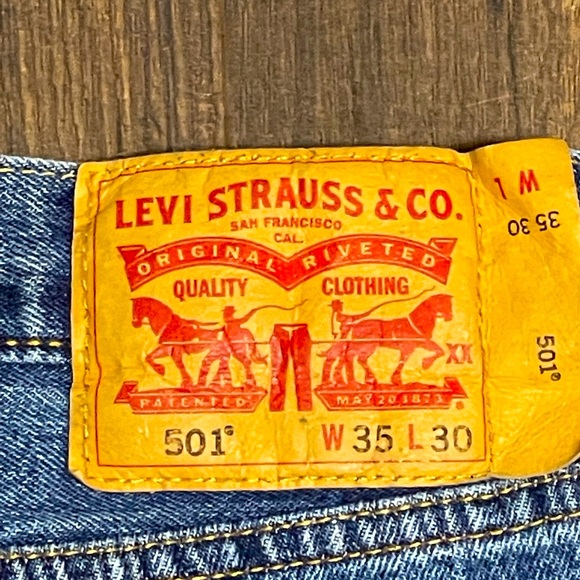 Men’s Levi’s Button Fly 501 Jeans Traditional Blue Denim Attached Tag W35 L30 - Picture 9 of 10